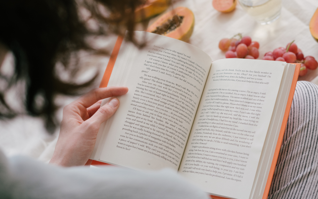 Kultura i język: Jak angielskie filmy, muzyka i literatura mogą ulepszać znajomość języka